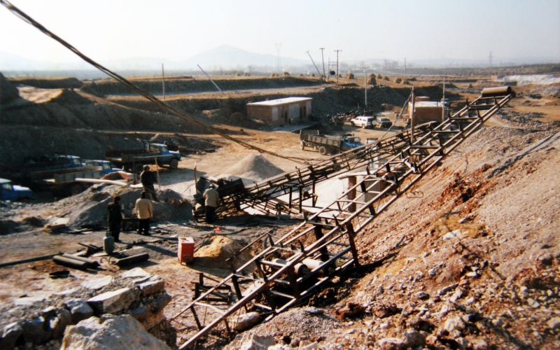 1994年，設(shè)立順達冶金原料廠走上實業(yè)報國之路