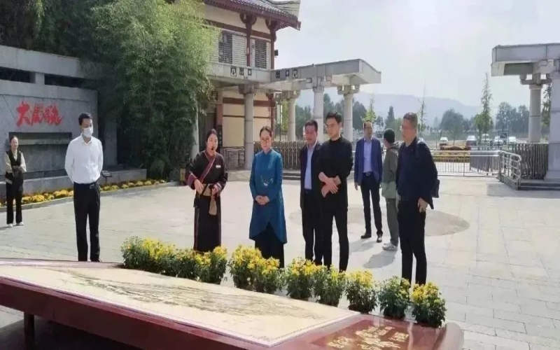 全國(guó)人大代表、中國(guó)民間商會(huì)副會(huì)長(zhǎng)、全聯(lián)女企業(yè)家商會(huì)會(huì)長(zhǎng)、天津榮程祥泰集團(tuán)董事會(huì)主席張榮華到靈寶市考察傳統(tǒng)文化保護(hù)傳承