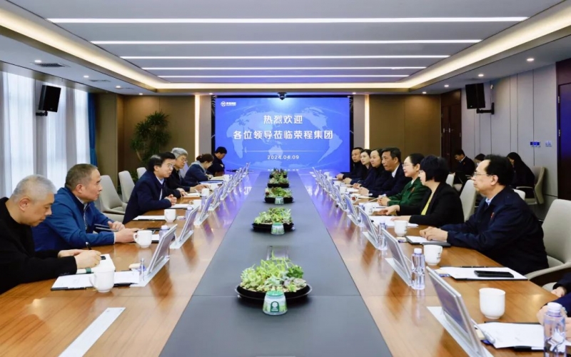 榮程集團(tuán)董事會(huì)主席張榮華與天津紡織集團(tuán)黨委書(shū)記、董事長(zhǎng)葛傳兵開(kāi)展座談交流