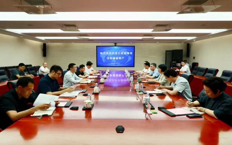 榮程集團黨委書記、融誠物產總經理張穎與武清區(qū)領導開展座談交流
