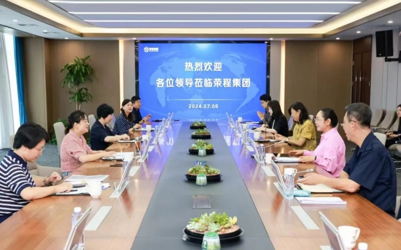 張榮華主席與銅仁市政協(xié)副主席、市工商聯(lián)主席劉鴻麗座談交流