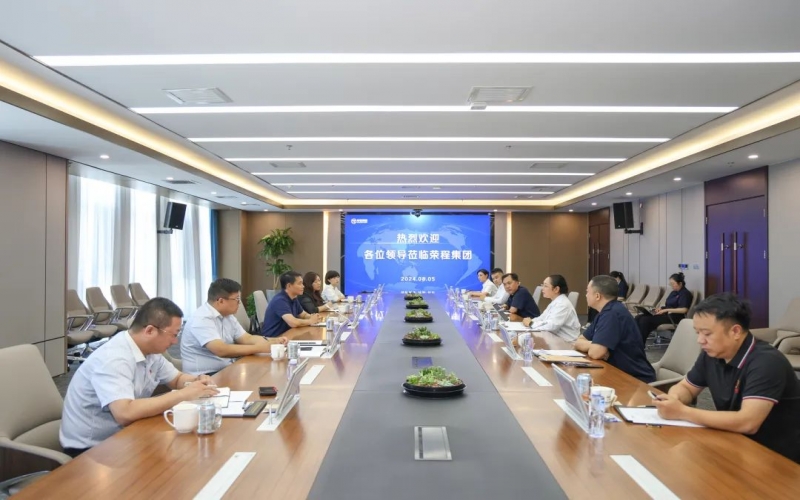 榮程集團(tuán)董事會(huì)主席張榮華與太平洋產(chǎn)險(xiǎn)天津分公司黨委書記、總經(jīng)理成軍座談交流