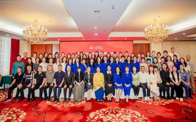 全聯(lián)女企業(yè)家商會會長、榮程集團(tuán)董事會主席張榮華出席內(nèi)蒙古女企業(yè)家商會第四屆理事會員大會