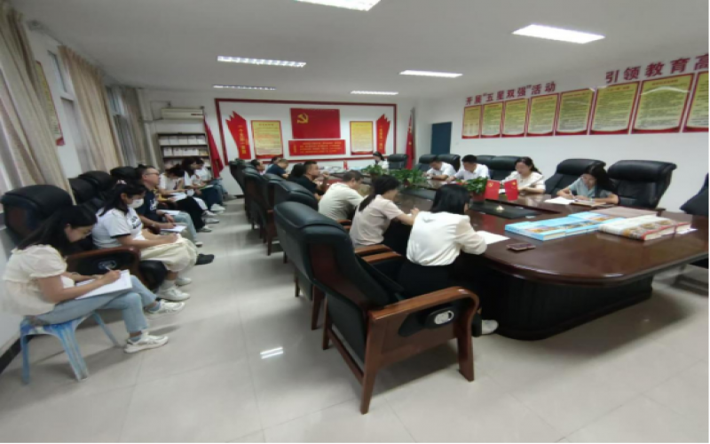 逐夢青藍(lán)，薪火相傳——略陽榮程中學(xué)2024——2025學(xué)年“青藍(lán)工程”師徒結(jié)對啟動儀式圓滿完成