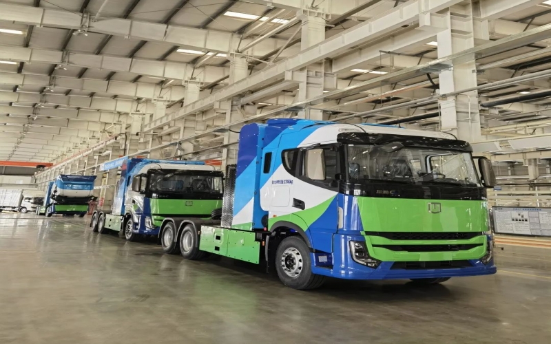 國內(nèi)首批！榮程新能100輛200KW氫能重卡下線