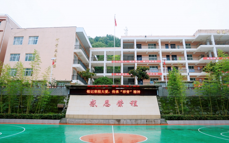 十七年深情伴成長(zhǎng)，十五載回訪續(xù)華章 —— 榮程集團(tuán)董事會(huì)主席張榮華一行回訪略陽(yáng)榮程中學(xué)